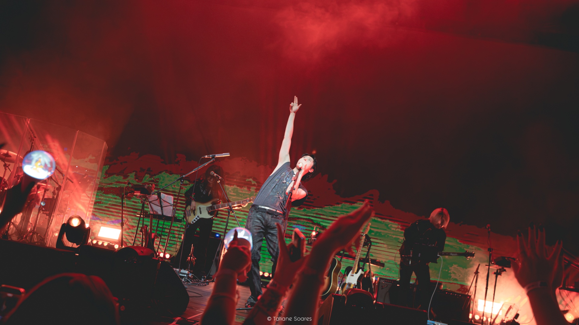 Woodz · Red smoke crowd hands — Tour Archive.1 São Paulo