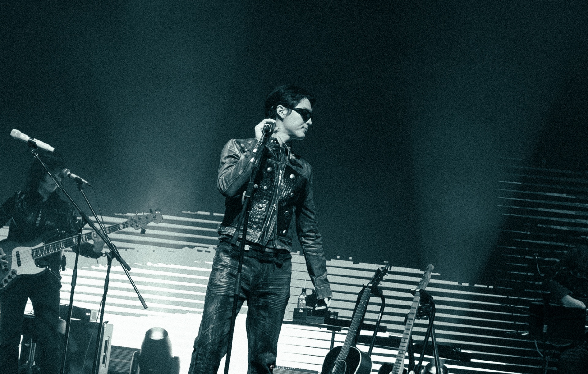 Woodz · Sunglasses B&W — Tour Archive.1 São Paulo
