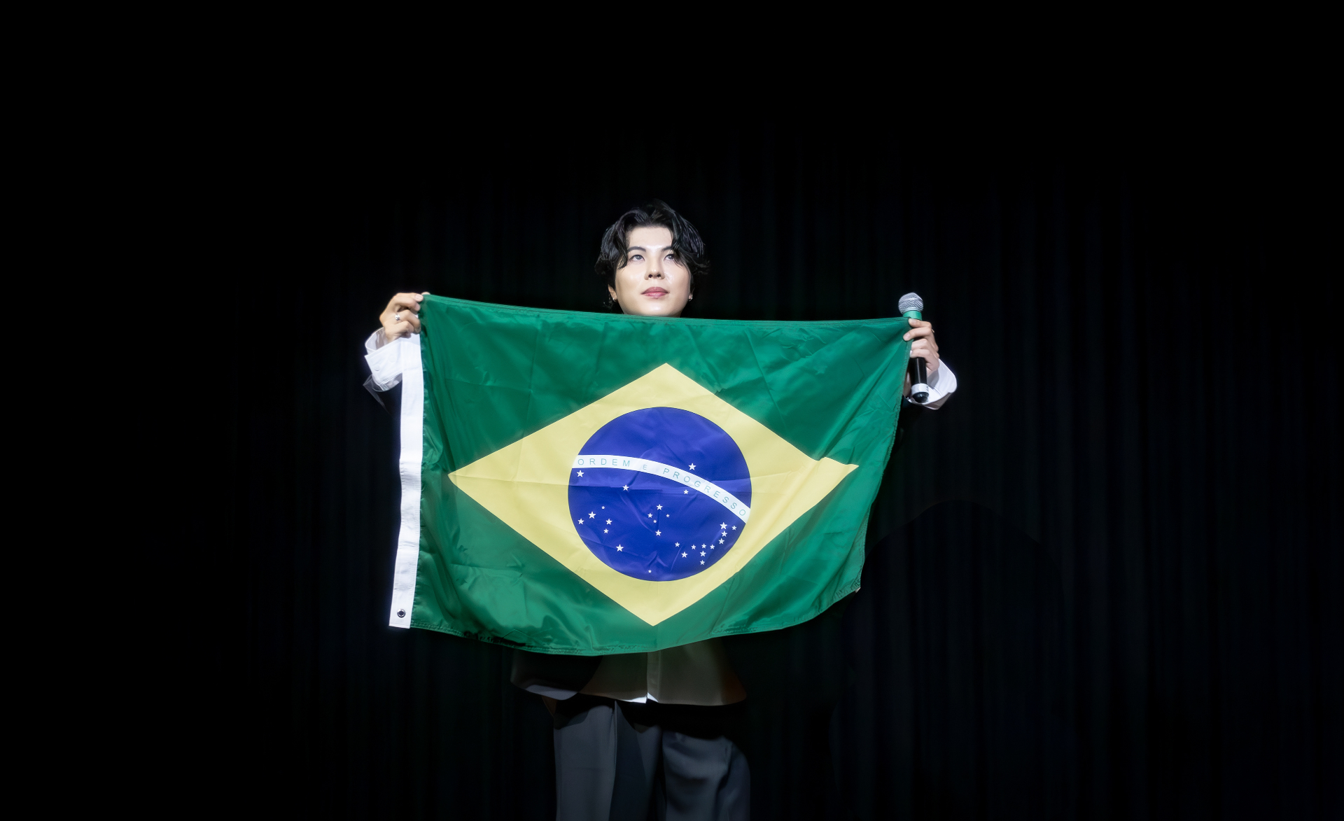 Kisu · Holding Brazilian flag — Latin America Tour 2025 Brasília