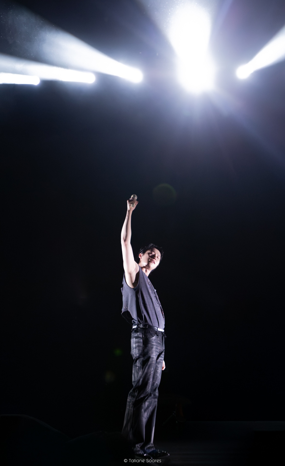 Woodz · Spotlight raised mic — Tour Archive.1 São Paulo