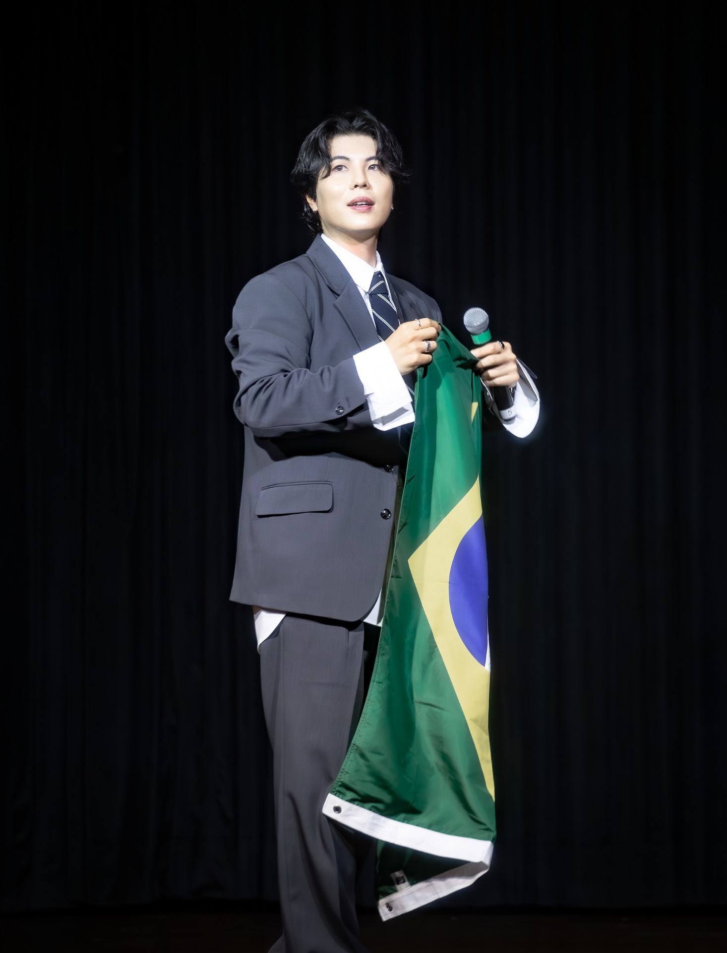 Kisu · Flag in hand — Latin America Tour 2025 Brasília