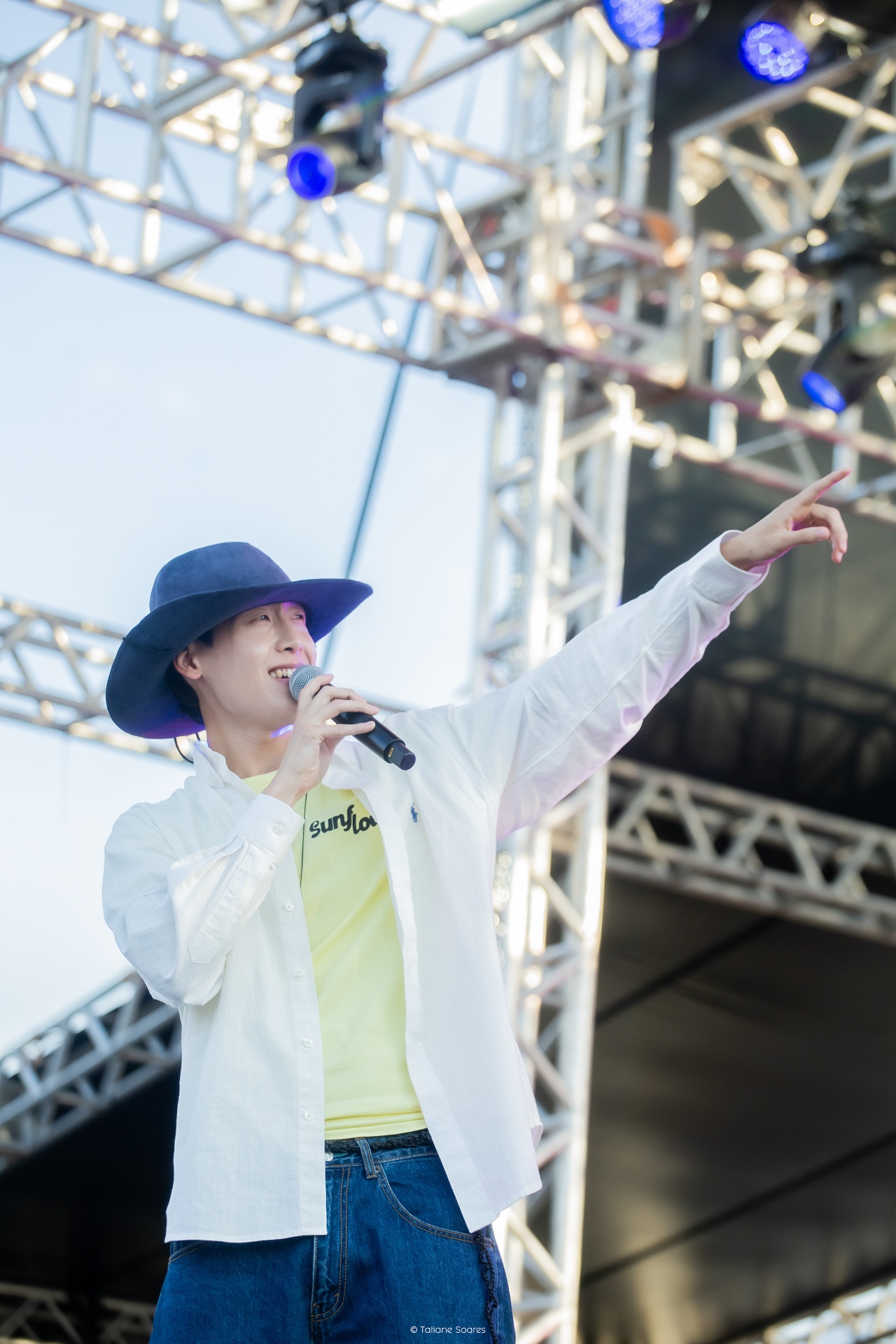 IMarch12 · Pointing to the crowd — FKCC 2025 Brasília
