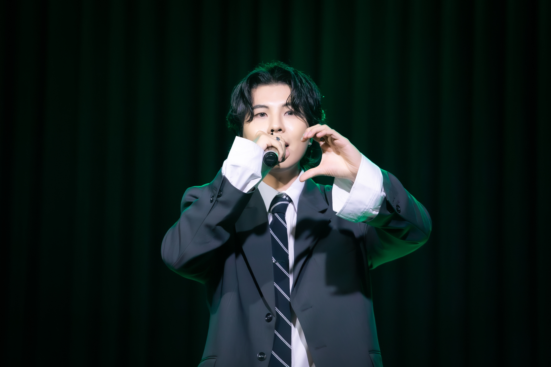 Kisu · Finger heart close-up — Latin America Tour 2025 Brasília