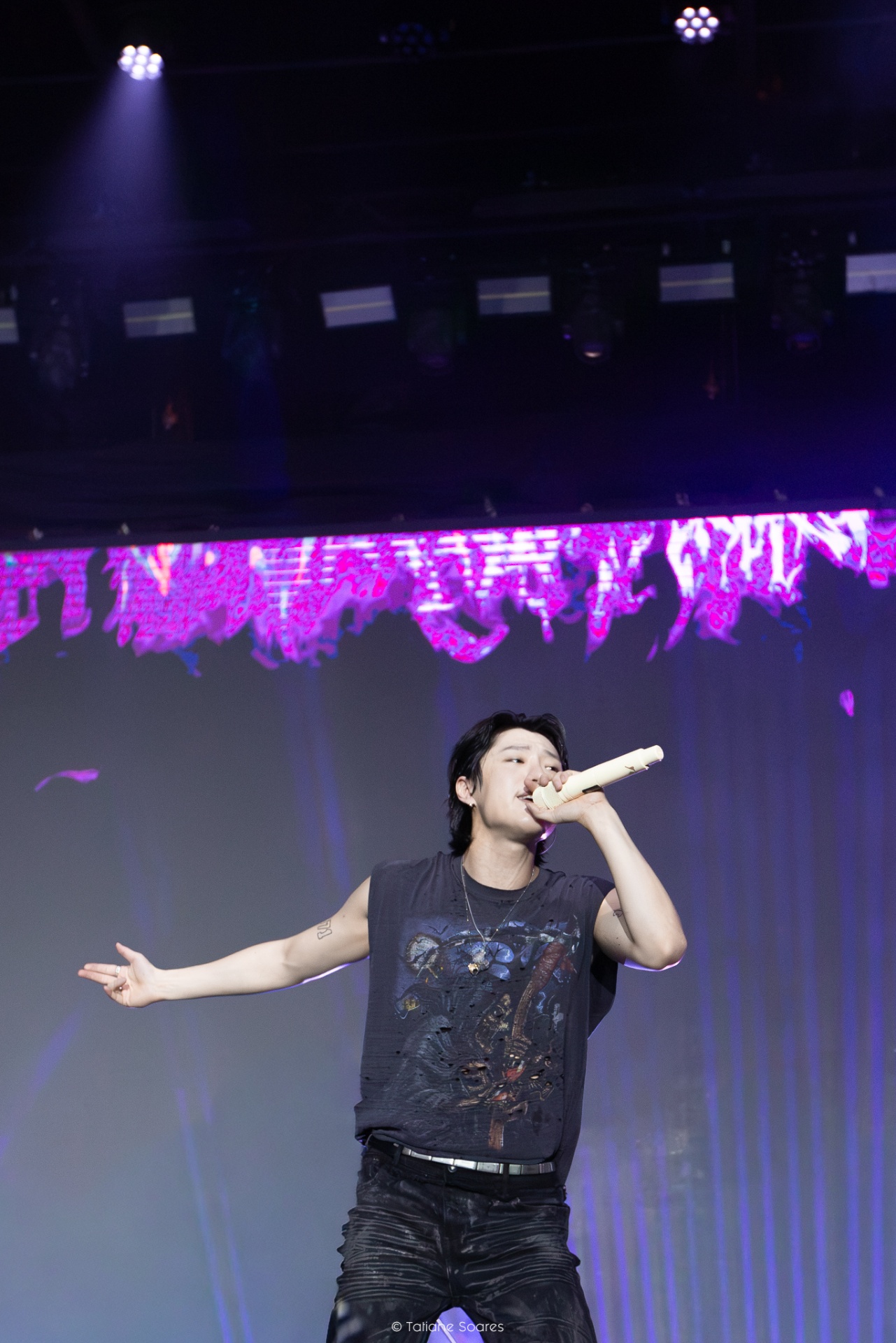 Woodz · Stage pose purple — Tour Archive.1 São Paulo