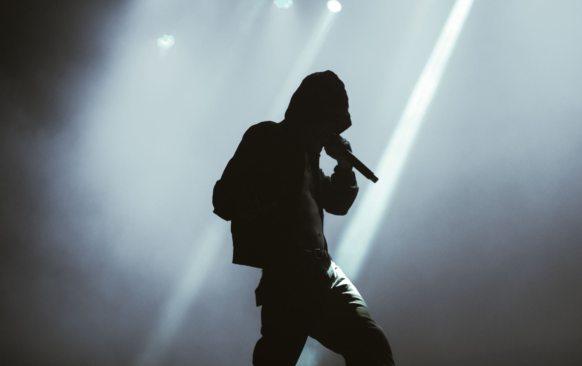 Waybetter · Silhouette with light beams — Global Warming Tour 2026 Goiânia
