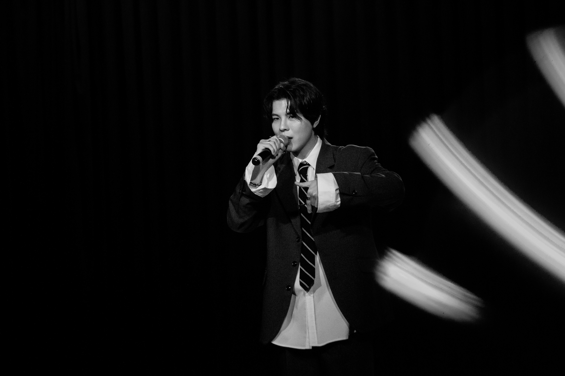 Kisu · B&W stage light streaks — Latin America Tour 2025 Brasília