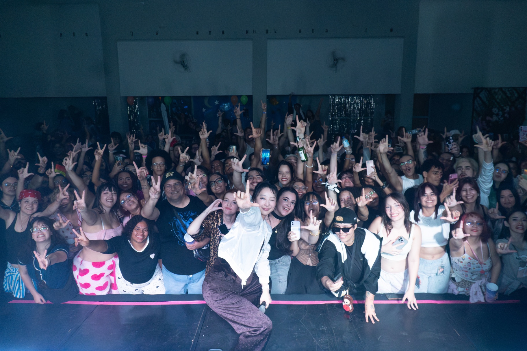 Hyerin of EXID · Group photo with fans — Tour Latin America 2026 Goiânia